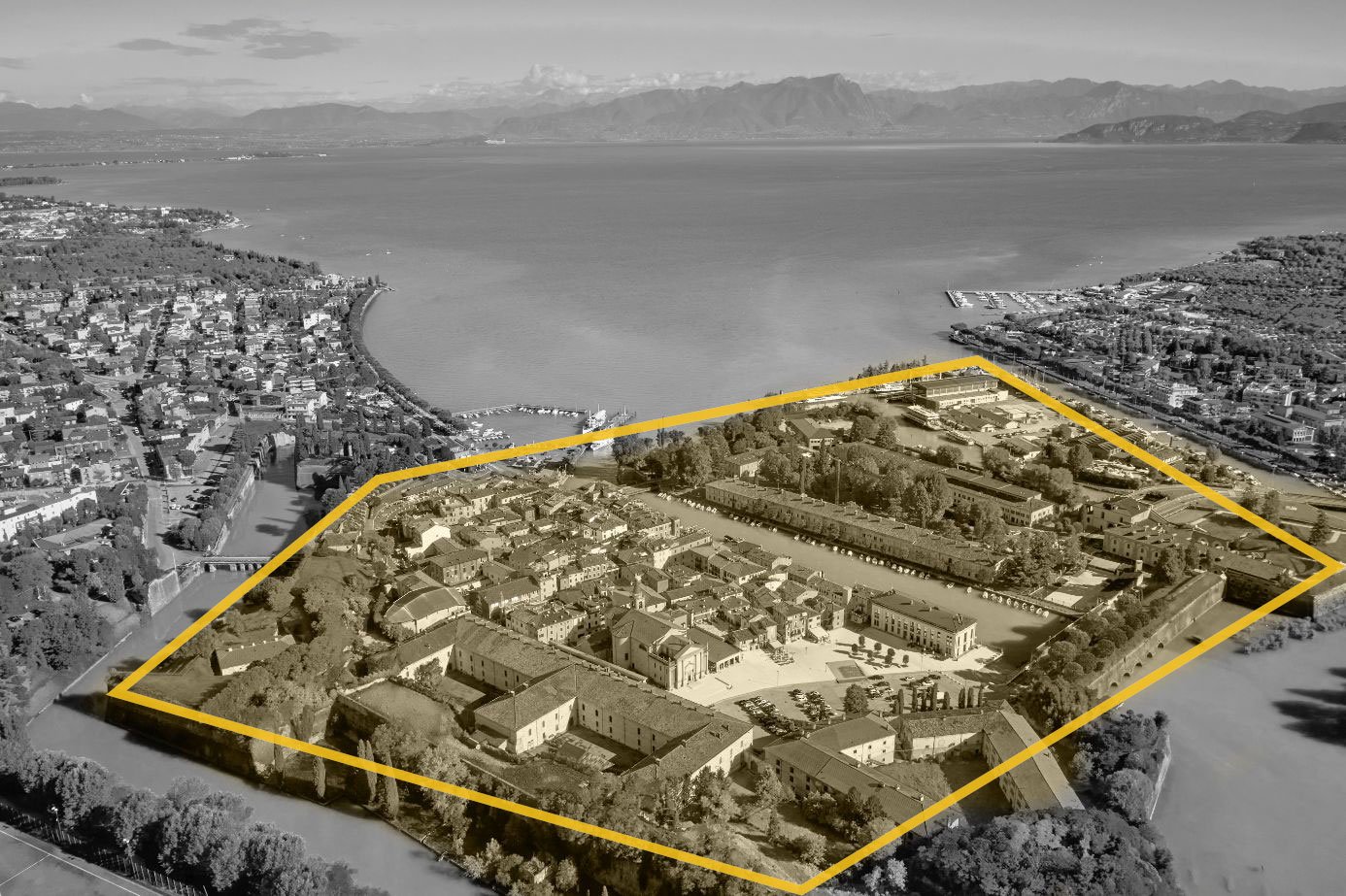 Foto aerea di Peschiera del Garda con pentagono giallo